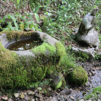 「水呑場」。大きな石を穿ってつくられている。馬が飲めるようになっている。隣に地蔵菩薩が祀られている。