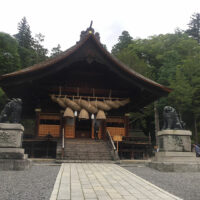 諏訪大社下社秋宮。 諏訪大社は全国各地にある諏訪神社総本社。諏訪湖の周辺に本社、前宮、春宮、秋宮がある。建御名方神（たけみなかたのかみ）と妃とされる八坂刀売神（やさかとめのかみ）を祀る。建御名方神は大国主神（おおくにぬしのかみ）の息子として『古事記』に登場する。建御雷神（タケミカヅチ）に破れ（国譲り）、諏訪に追い込められた。