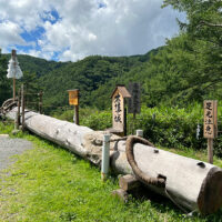 木落坂の上。ここから谷に向かって氏子が乗った御柱を落とす。旧中山道はこの下の落合発電所建物の脇の階段を降りていく。