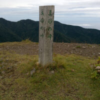 真砂の峰の案内標柱