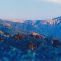 間峰近くより望むドンデンとタダラ峰は、山肌がただれた（タダラ）現象として望むことができる （昭和47年（1972）6月4日撮影）