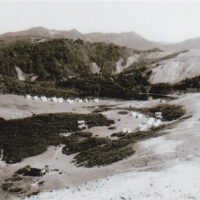 尻立山近くから望むドンデンキャンプ場（サルガババ）（昭和36年（1961）8月撮影）