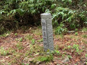 お助け小屋跡の石碑