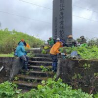 国見峠ヒヤ潟畔に仙岩峠貫通記念の大きな石碑