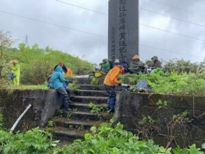 国見峠ヒヤ潟畔に仙岩峠貫通記念の大きな石碑