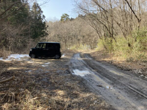 駐車は道路わきの空き地に数台