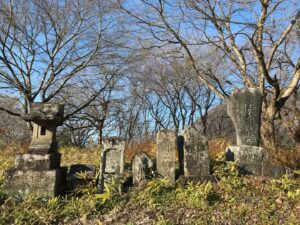 高台の庚申塔、祠