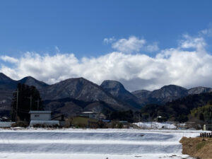 登山口付近から望む榛名山。中央の台形状のピークが烏帽子岳