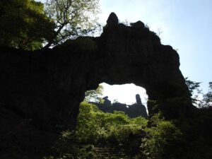 第四石門から覗く大砲岩とゆるぎ岩