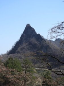 西側から仰ぐ筆頭岩