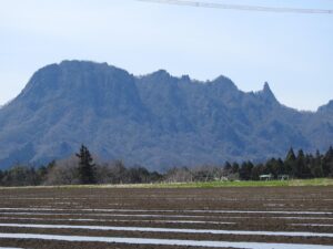 東側から望む金鶏山全景（右端が筆頭岩）