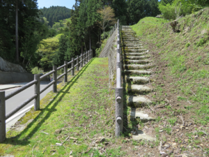 右の階段を登る