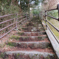 旧道七曲り。長い階段で一気に高度を稼ぐ