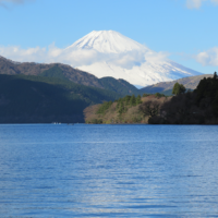 芦ノ湖の向こうに富士山が望めるようになる。湖面右には赤い「平和の鳥居」が見える。