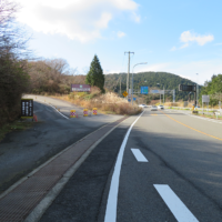 箱根新道、国道1号線の合流点を過ぎ、箱根くらかけゴルフ場への道に入る。車もほとんど通らず、箱根峠交差点への近道。