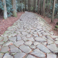 三島スカイウォークの入り口前から、笹原地区の復元石畳道が始まる。