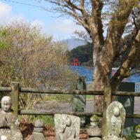 一の鳥居横、芦ノ湖畔にある。箱根神社、九頭竜神社方面に湖上鳥居が浮かんで見える。