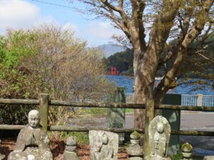 一の鳥居横、芦ノ湖畔にある。箱根神社、九頭竜神社方面に湖上鳥居が浮かんで見える。