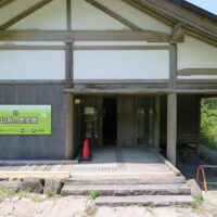 精進池横にある。石仏等の解説などの掲示物がある。コース上数少ないトイレがある。