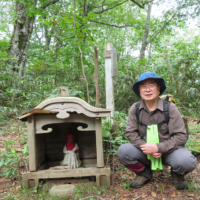 一体地蔵。奥が宇曾利山湖