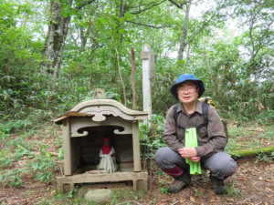 一体地蔵。奥が宇曾利山湖