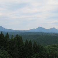 高倉山から見た釜臥山(右)、障子山(中央)、大尽山(左)