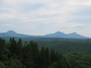 高倉山から見た釜臥山(右)、障子山(中央)、大尽山(左)