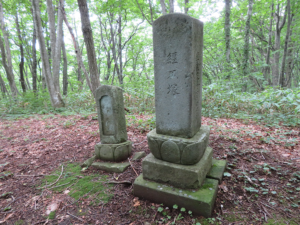 独峰山(山頂)の経石塚(享保十八年六月廿四日)