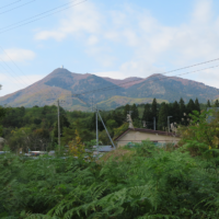 左手に釜臥山(左)を望みながら進む