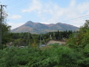 左手に釜臥山(左)を望みながら進む