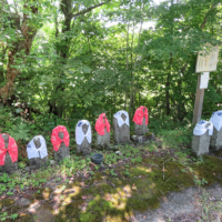 関根橋集落の外れにある追分石(右)と地蔵菩薩