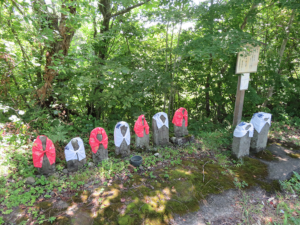 関根橋集落の外れにある追分石(右)と地蔵菩薩