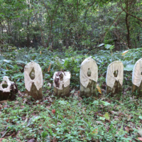 下小川に架かる橋付近の六体地蔵