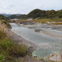 恐山の荒涼とした風景(奥が宇曾利山湖)