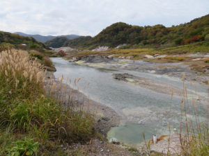 恐山の荒涼とした風景(奥が宇曾利山湖)