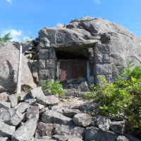 七面山の石の祠