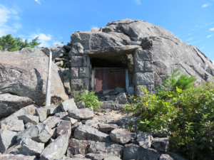 七面山の石の祠