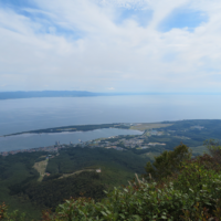 頂上から見た陸奥湾と津軽半島方面