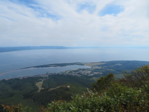 頂上から見た陸奥湾と津軽半島方面