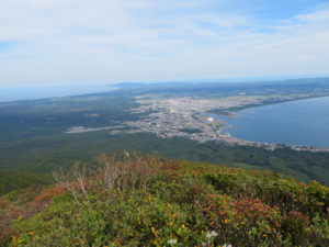 むつ市遠望(右が陸奥湾、左が太平洋)