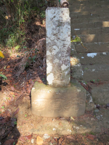 宝蓮寺大日堂横階段石碑