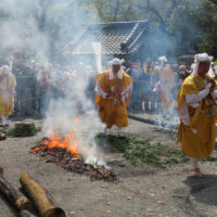 山伏による火渡りの行