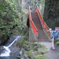 滝へ続く赤い橋