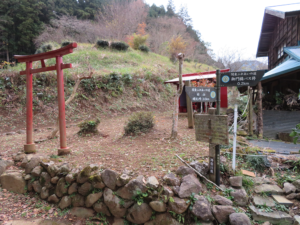 御門橋側の登山口