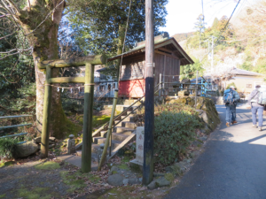 三峰山登山口へ向かう