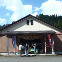 大宮神社手前の針畑販売所、トイレ有り