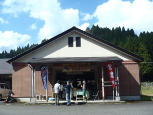 大宮神社手前の針畑販売所、トイレ有り