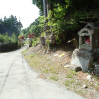 大見集落入口から大見尾根へ、地蔵さんを右折