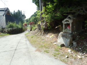 大見集落入口から大見尾根へ、地蔵さんを右折