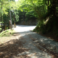 花背峠に着く、左折して鞍馬寺に向かう